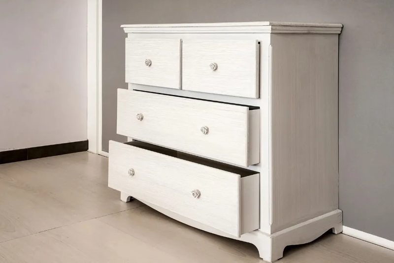 Mueble de madera renovado con pintura y un estilo actual