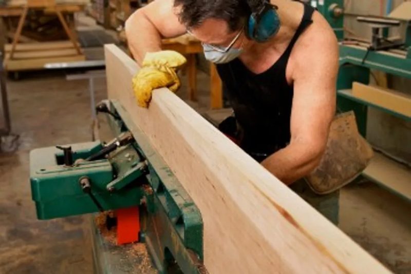 Acuchillado y lijado de un parquet de madera antiguo