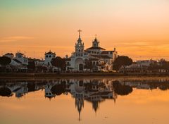 Aldea de El Rocío reflejada en la marisma, en Almonte