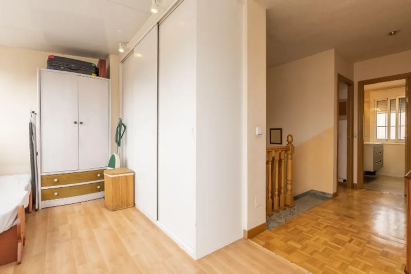 Armario empotrado de madera con puertas correderas