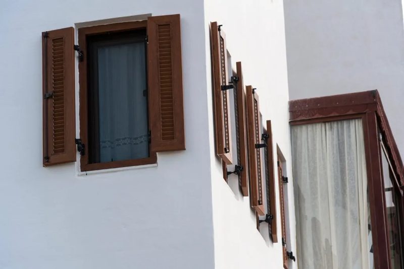Celosía de madera y caseta de jardín en una vivienda