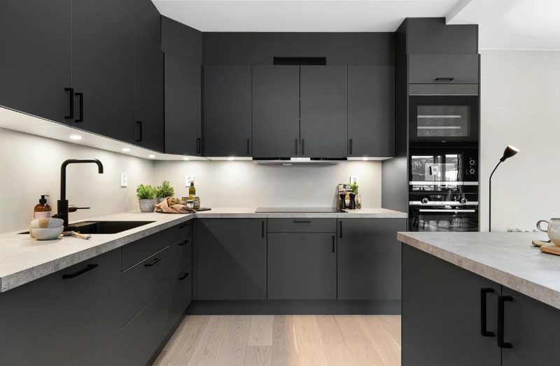 Cocina a medida en gris antracita con columnas de horno