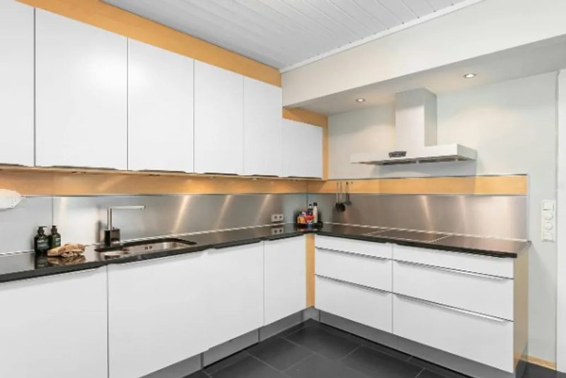 Cocina con frentes lacados en blanco mate y líneas limpias