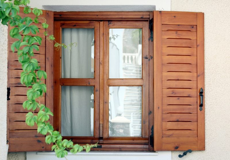 Contraventanas de madera en una fachada blanca