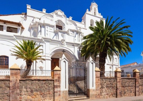 Edificio encalado con palmeras en un pueblo de la provincia de Huelva