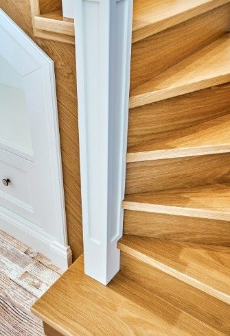 Escalera con peldaños de madera barnizada