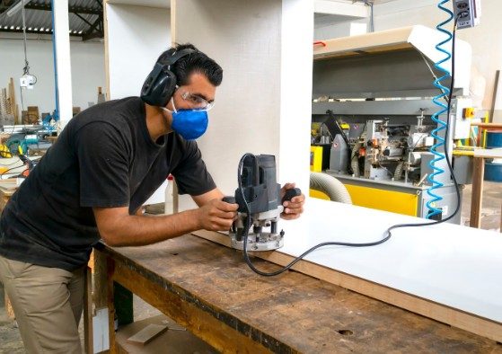 Fresado de un tablero para mobiliario comercial en el taller