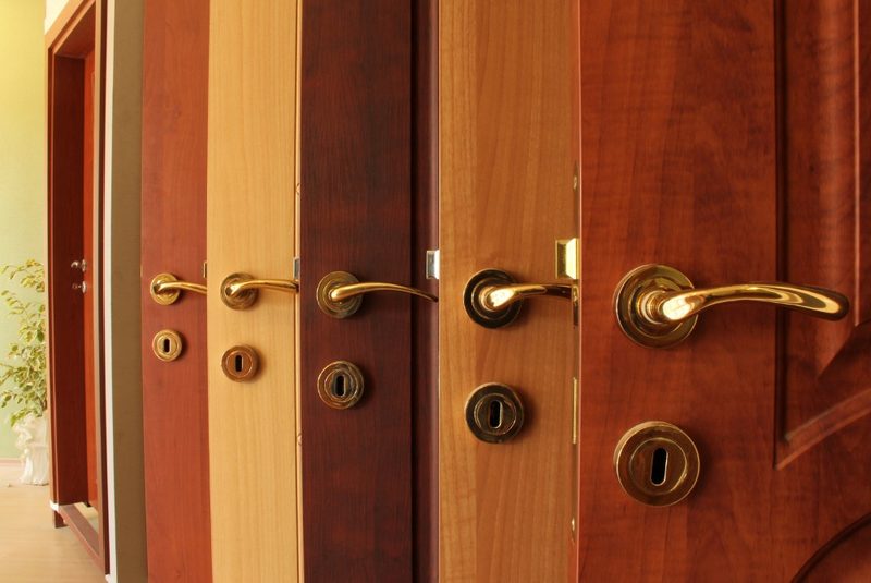 Manillas y herrajes de latón en puertas de madera
