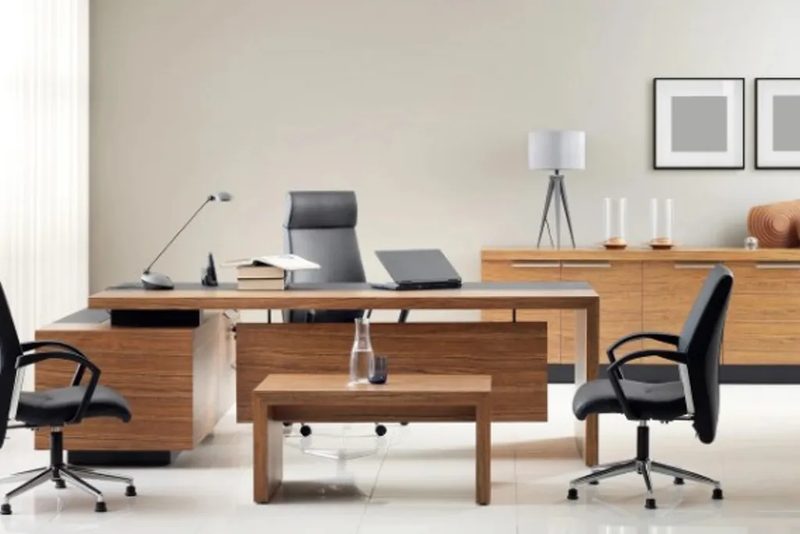Oficina con mobiliario de madera a medida
