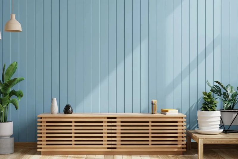 Mueble de baño a medida en madera con revestimiento de lamas