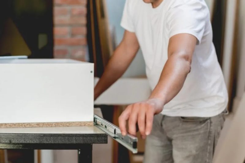 Mueble lacado en blanco en el taller antes de su instalación