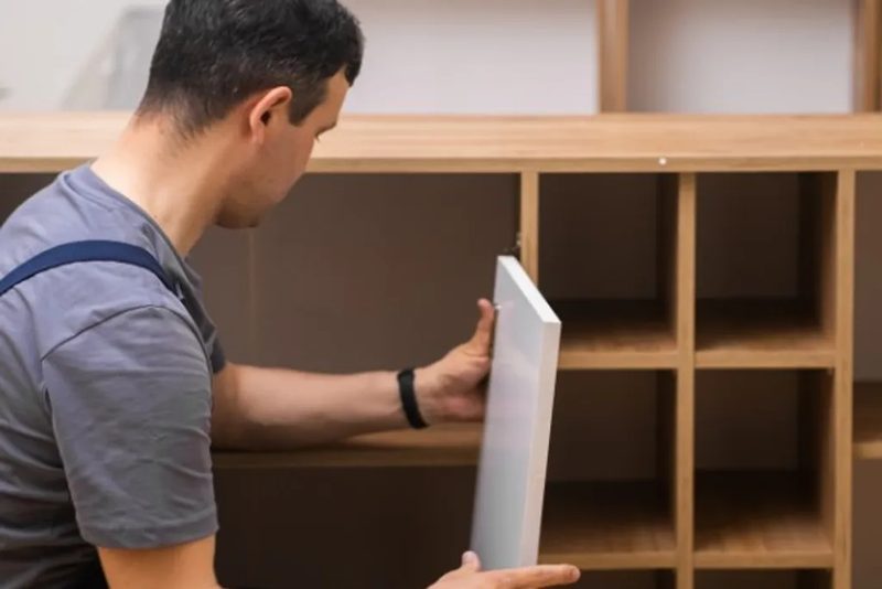 Reparación de la estructura de un mueble de madera dañado