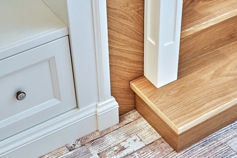 Rodapié de madera maciza rematando un parquet recién barnizado