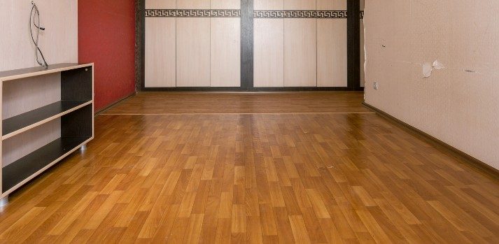 Dormitorio con tarima laminada en tono roble