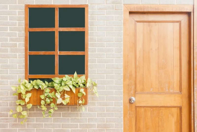 Vallado y puerta de madera tratada en el jardín de una parcela