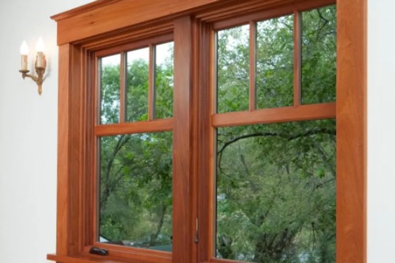 Ventana clásica de madera renovada